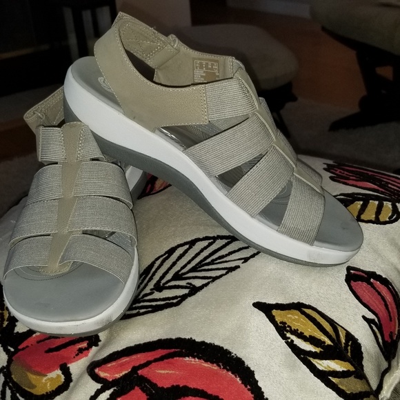 Sold!!Like new Clark's Cloudsteppers tan sandals 8 - Picture 6 of 7